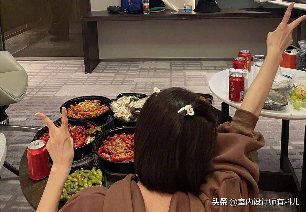 原创44岁秦岚的豪宅火了家里精致温馨一尘不染房子很大一个人住