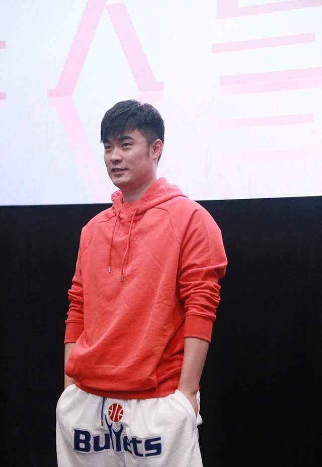 原创陈赫胖了更有好爸爸样穿宽松卫衣遮身材曲线圆滚滚看着挺幸福