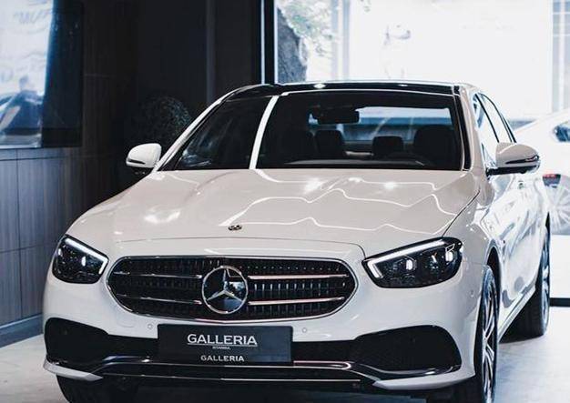 新款奔驰e300到店,颜值媲美宝马5系,网友:尾灯酷似宾利_搜狐汽车_搜狐