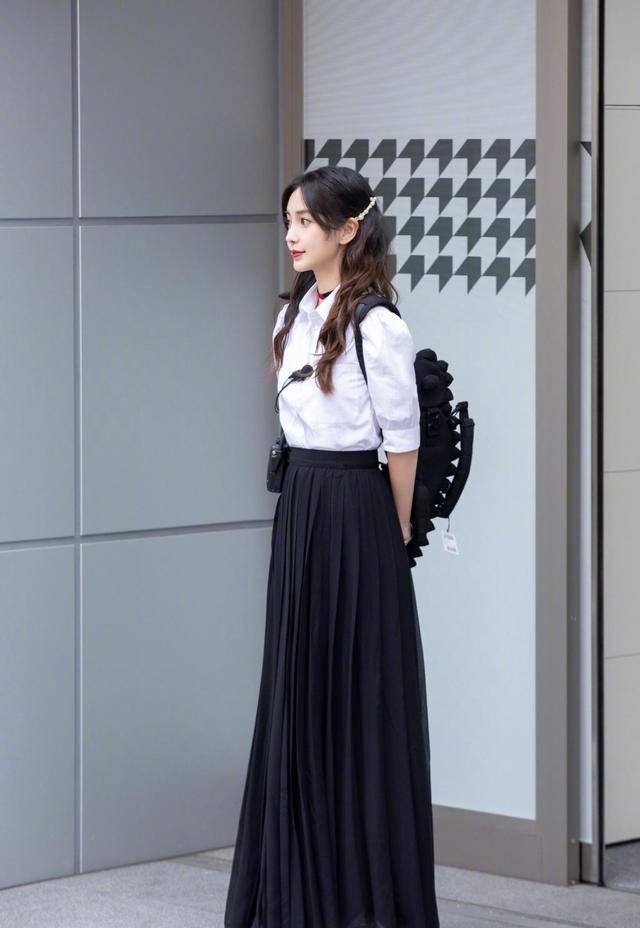 原创聪明女人都不穿一身黑了2020年最显白的4个颜色太显气质了