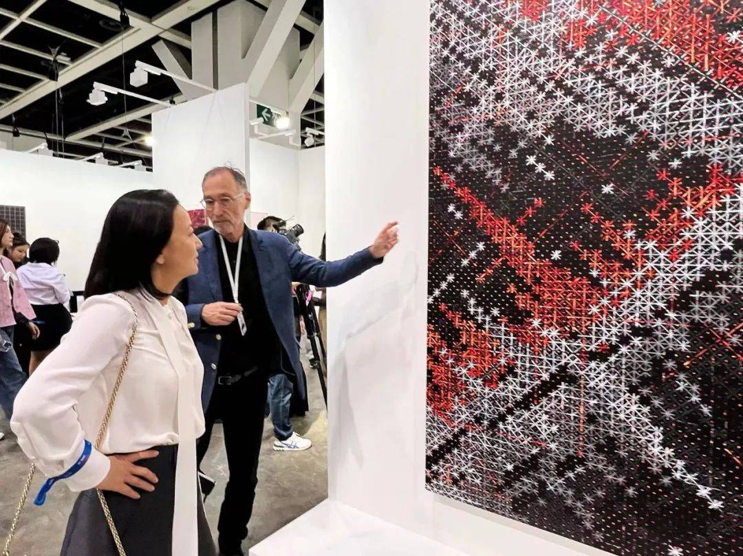 巴塞尔艺术展香港展会开幕全球242间顶尖画廊齐聚维港