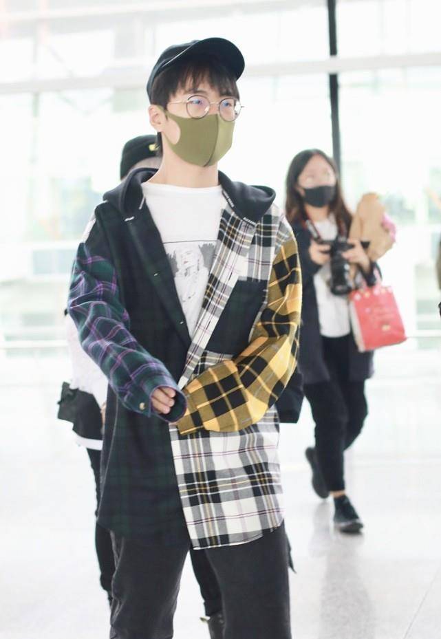 原创郭麒麟这衣服是不是有点大袖子看着长半截感觉更像小学生