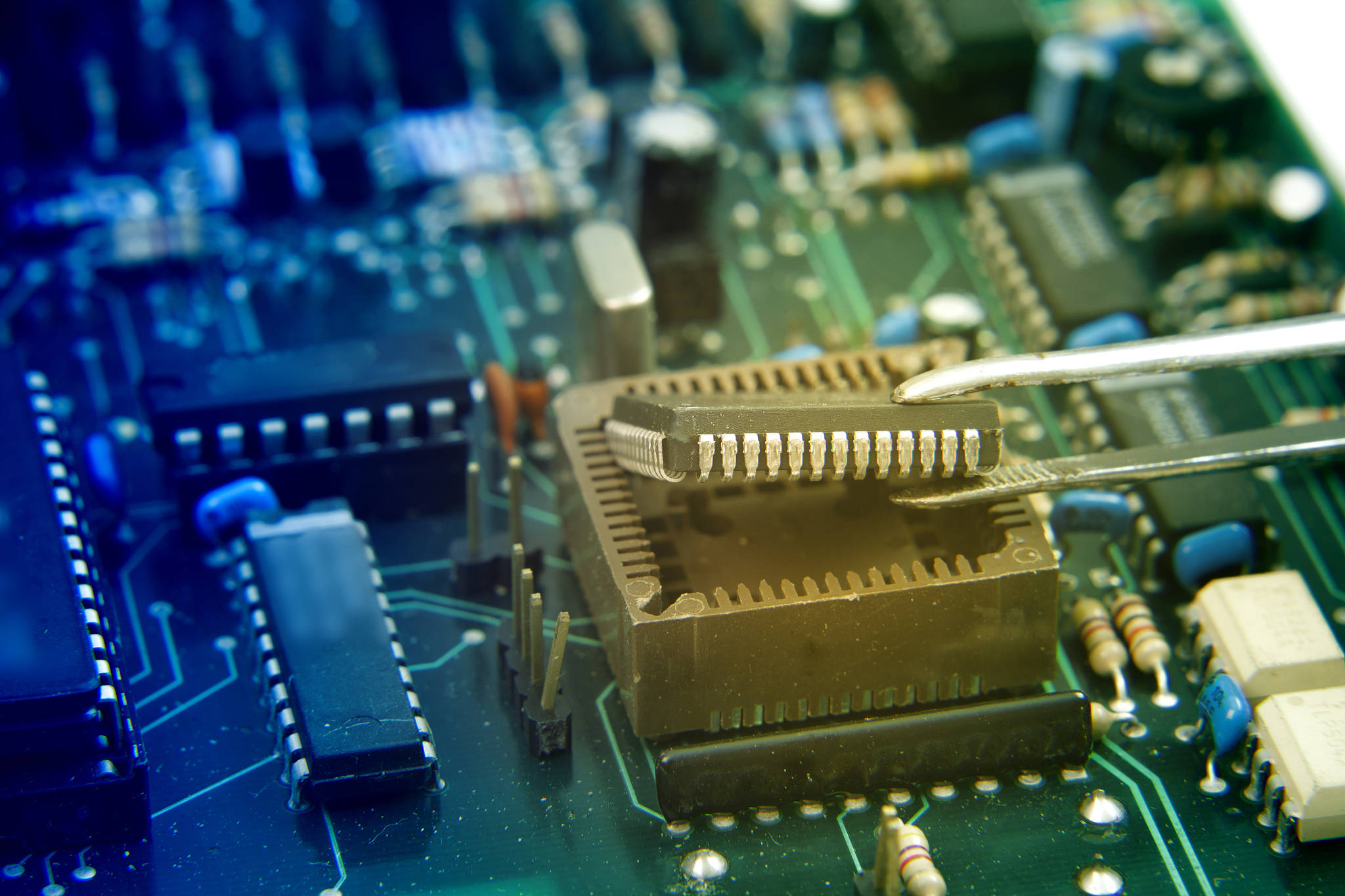 一,电子元器件的定义与分类电子元器件是构成电子电路的基本单元,它们