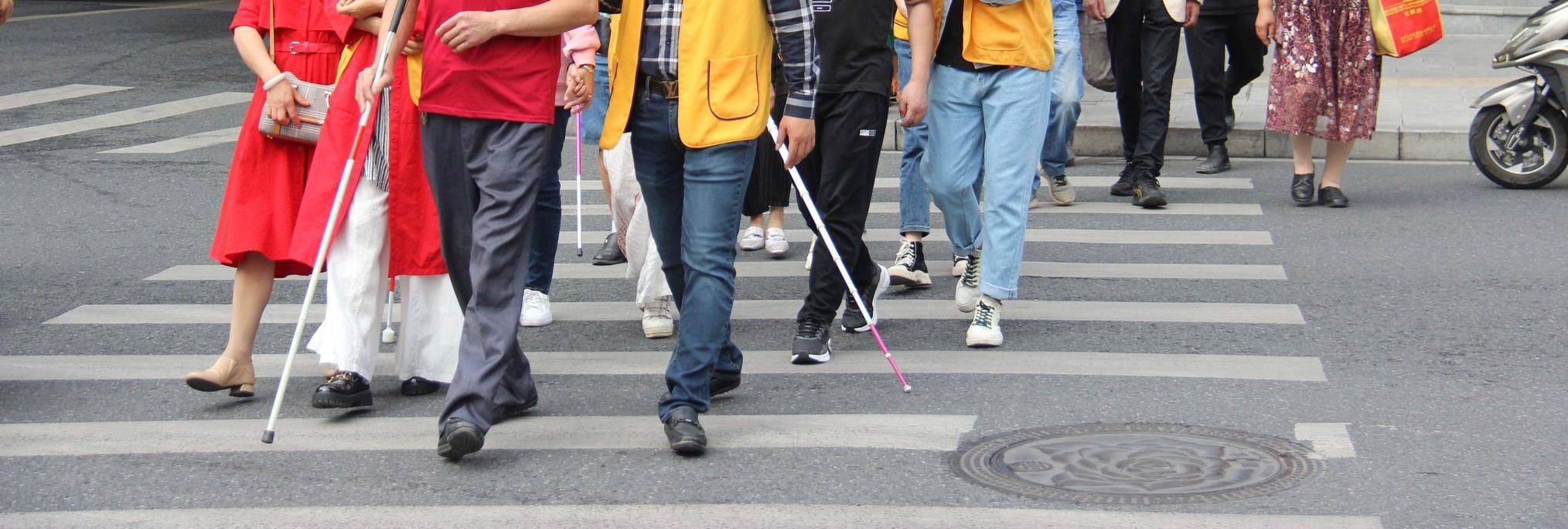 以往,盲人过马路往往需要依赖他人的搀扶或者导盲犬的引导,而在"蝙蝠