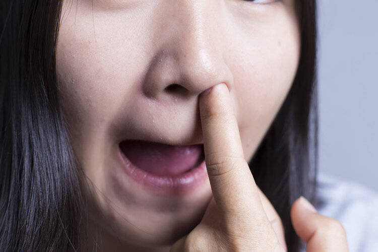 原创每个爱挖鼻孔的人早晚可能要承受4个后果劝你手下留情