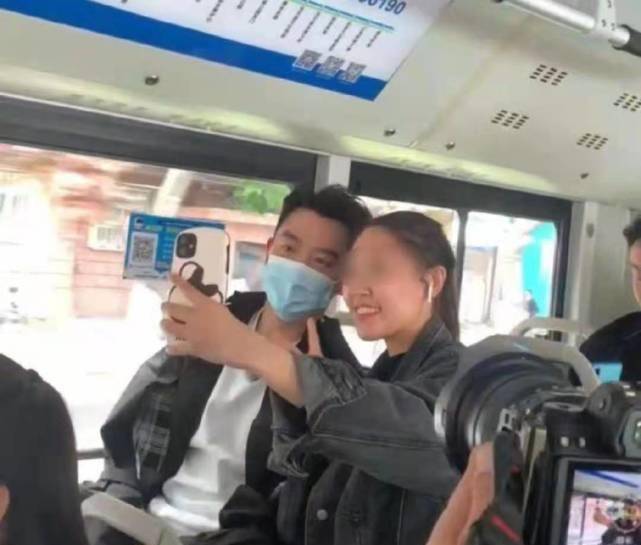 但是陪伴着郑恺的还有公交车上的很多他的粉丝,郑恺在公交车上也没有