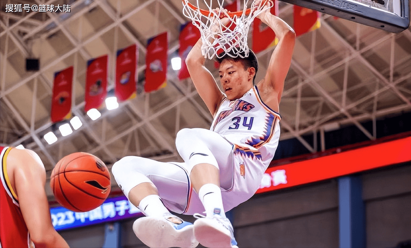 男篮年轻球员很多,刘礼嘉,李添荣,李弘权,戴昊,郭昊文,张知垚,刘正清