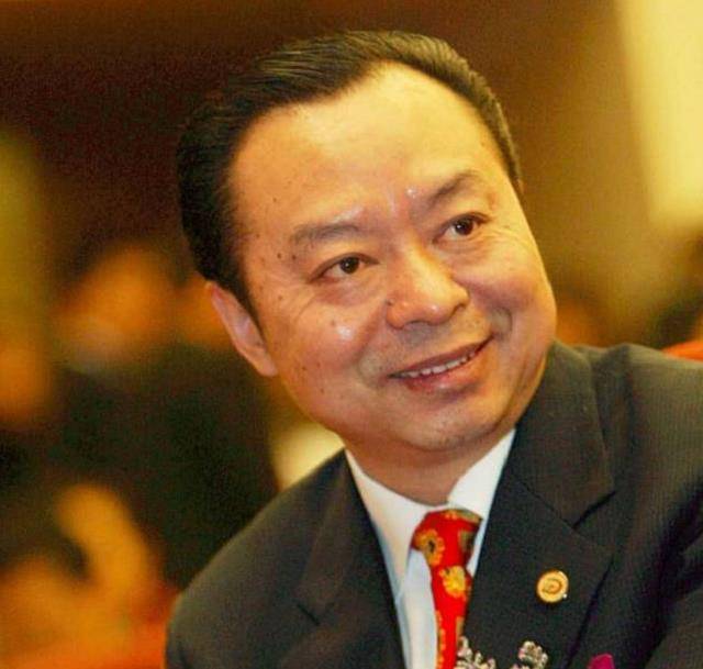原创郑大清全村凑钱70块供他创业15年后报恩给乡亲发900万现金
