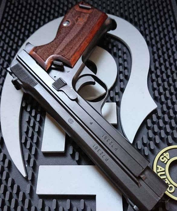 是瑞士陆军的制式手枪sig p210还是简陋的单发滑膛手枪解放者?