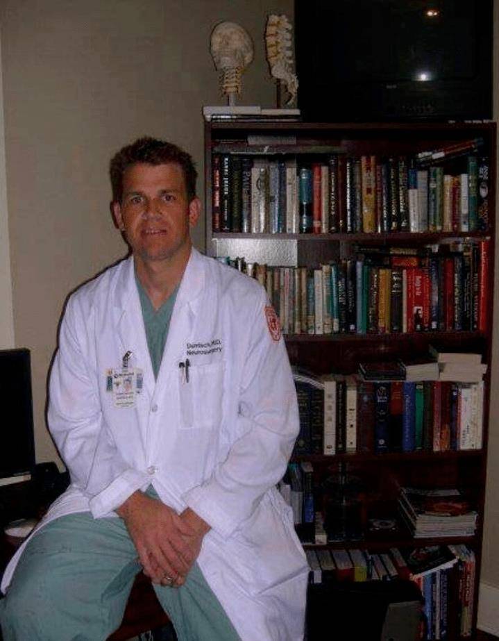 邓奇在学校时的成绩也可以用"出类拔萃"来形容,他由此加入aΩa医学