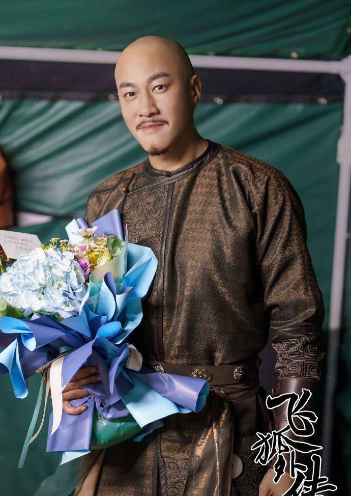 主人公胡斐为父报仇而踏入江湖,从有勇无谋的莽撞少年,成长为南挡陨