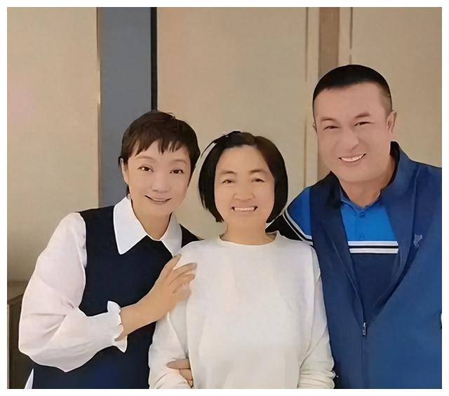 原创张嘉译夫妇大秀甜蜜合影笑容灿烂动人毛发低密似姐姐