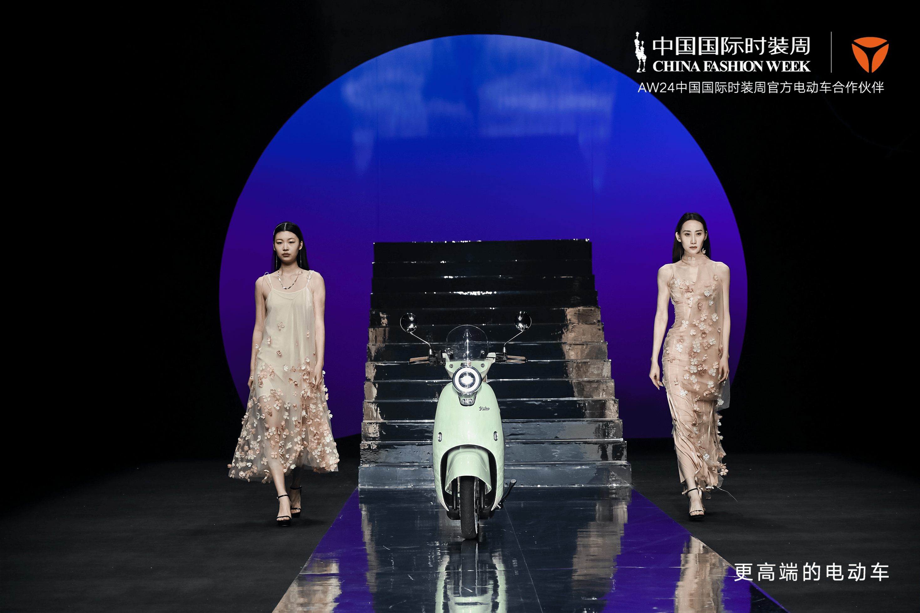 自信地在t台上走秀,成功吸引了现场无数人的目光,以时尚,科技和年轻化
