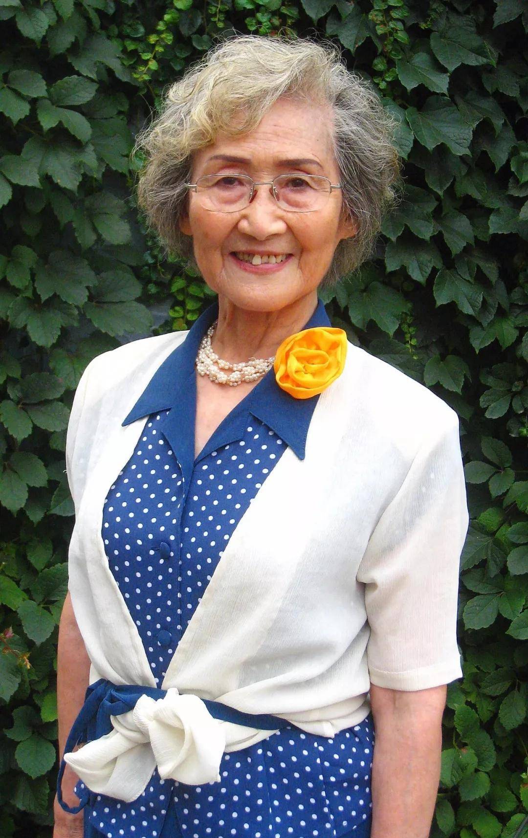 平均12秒一个生命逝去,她得以幸存,如今90岁,忙着走t台演电影_赵振华