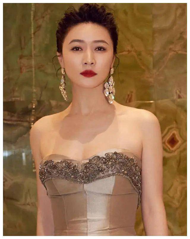 她21岁出道31岁嫁豪门39岁继承百亿遗产如今44岁美若少女