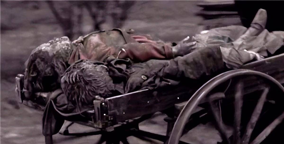 现实中,身穿条纹病号服的小光头罗玛,却是侥幸死里逃生.