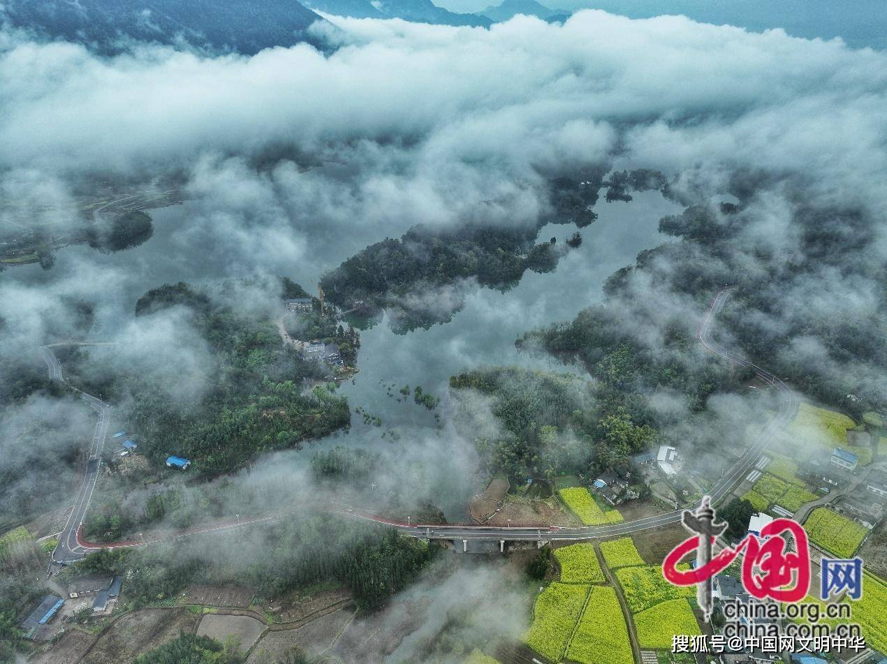 第七届中国安州环山环湖自行车公开赛吸引千余名选手雨中竞技