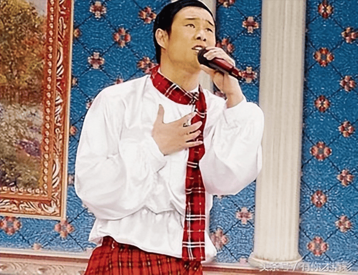 时间来到了2009年的春晚,小沈阳穿着苏格兰风格的裤子,第一次站在了