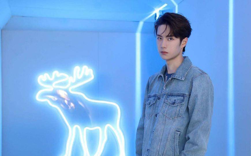 王一博和小孩互动和谐,主动蹲下被支配!