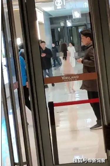 武汉女子商场裸奔,画面细节曝光,路人侧目,警方介入