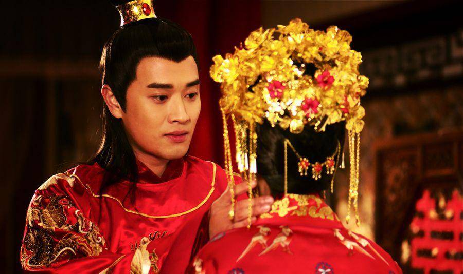 她美貌仅当了1个月皇后就被废,皇帝下3道诏书不堪入目极尽羞辱_吴皇后