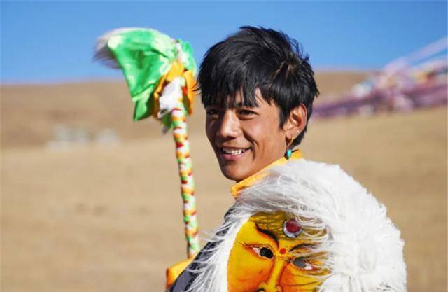 原创丁真被国企录取引发大学生不满寒窗苦读12年不如长得好