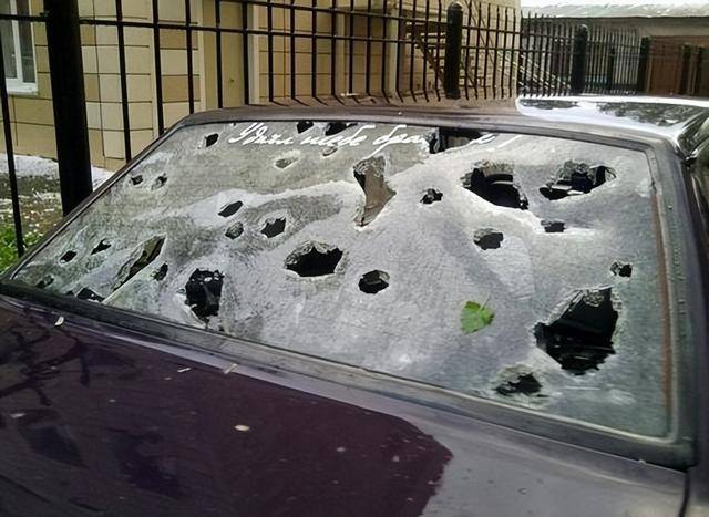 义乌突降鸡蛋大冰雹,路上多辆车窗被砸穿,威力为何这么大?