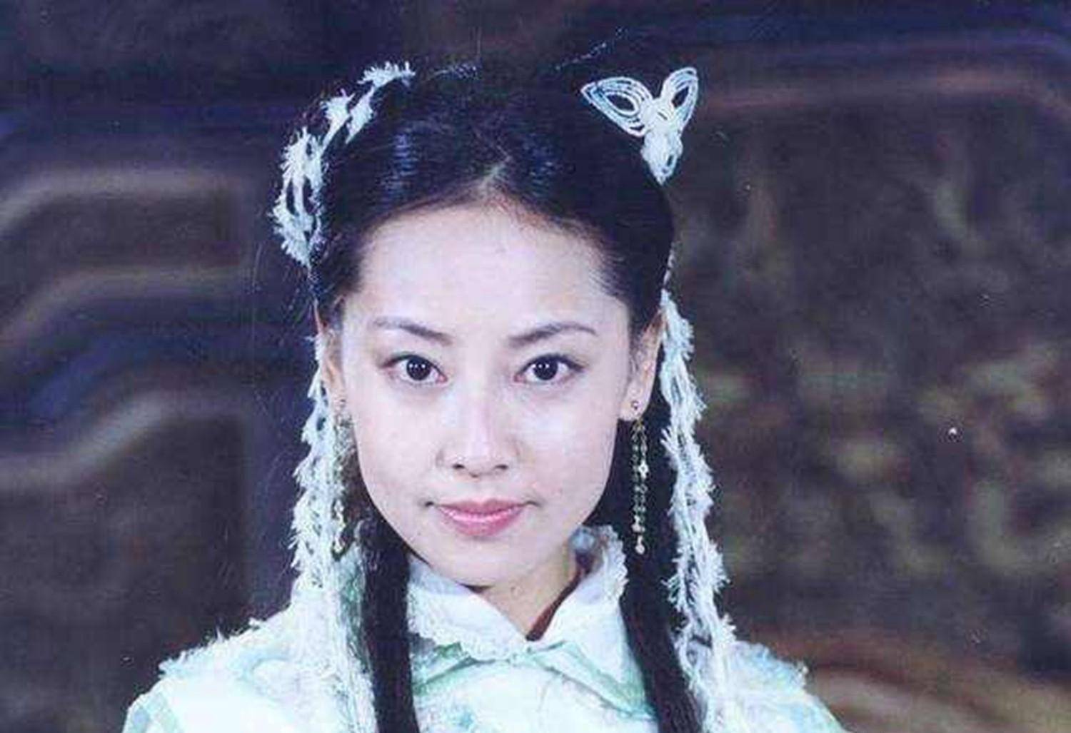 直到1998年,24岁的张茜与张卫健,张庭等人合演清装喜剧《欢喜游龙》后