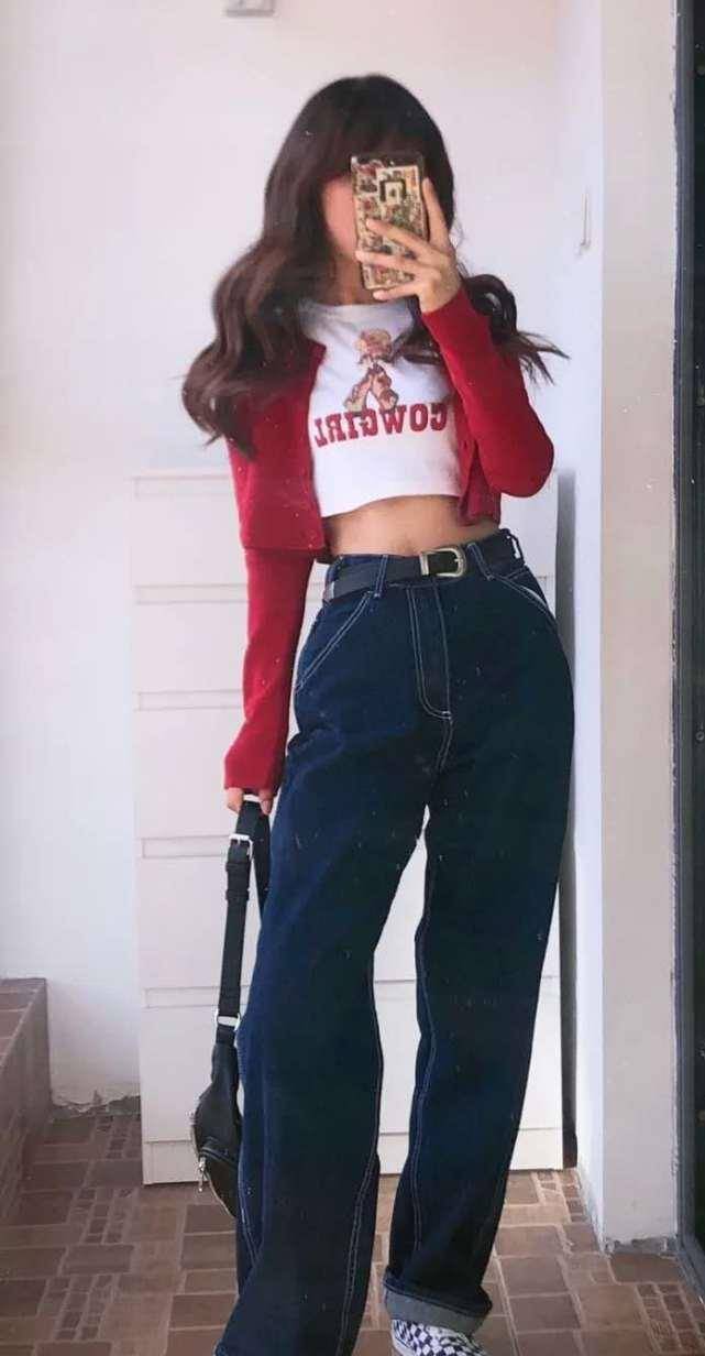 原创关晓彤穿的很保守上面规规矩矩下面惊艳众人