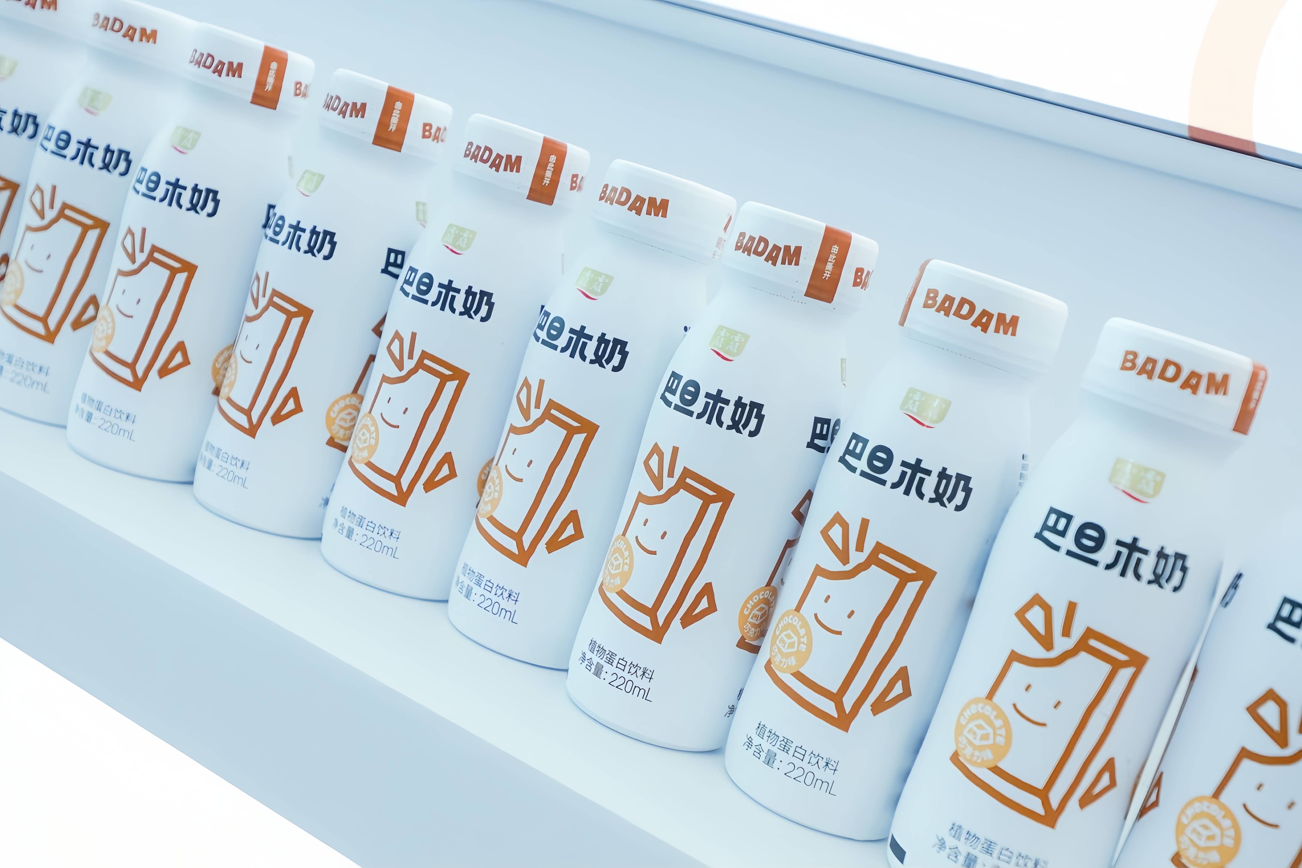 承德露露携新品亮相第110届全国糖酒会引领植物蛋白饮品新潮流