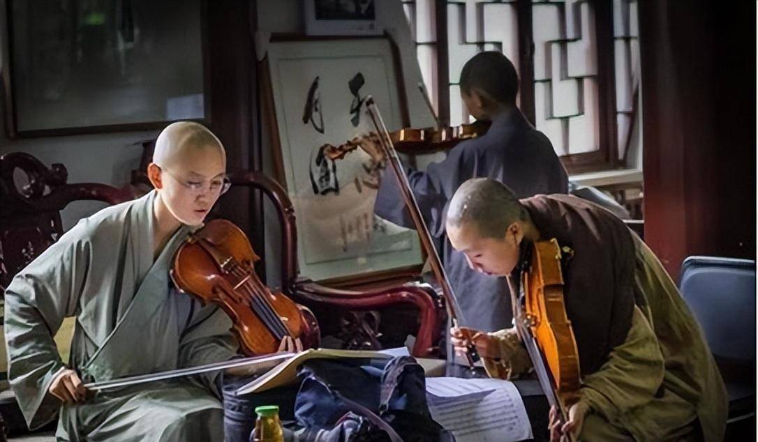 2012年9月,在外演出的广玄艺术团,因为一组 《湖北现由和尚尼姑组成的