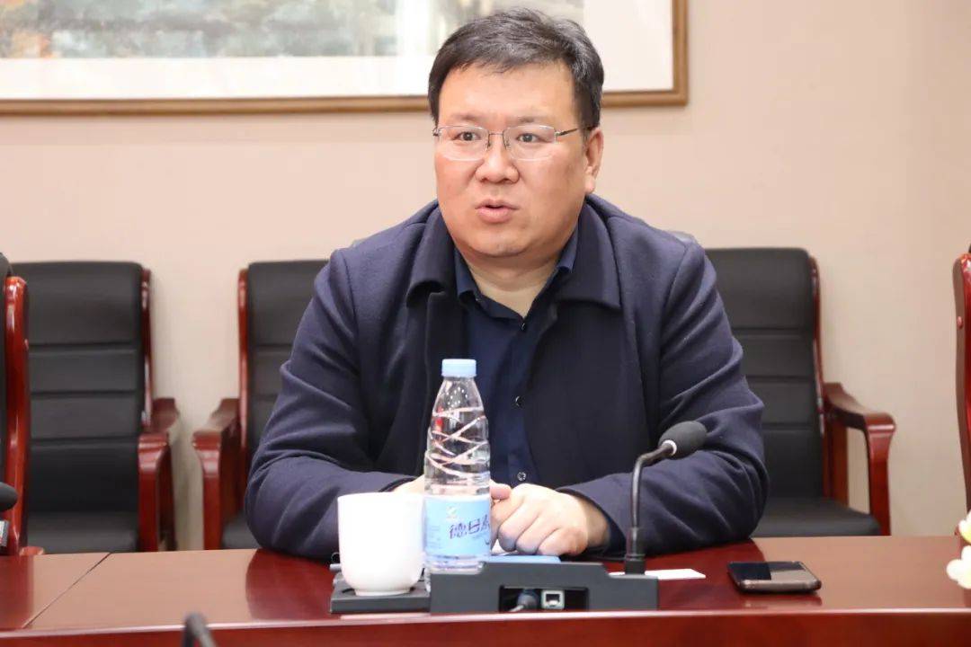 鄂尔多斯研究院执行院长,校友会(基金会)秘书长韩雪峰与安徽省金鼎