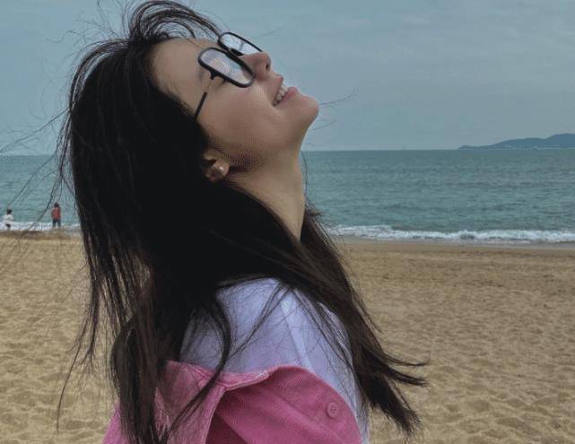 原创赵今麦海边度假沙滩作画可爱十足仰拍角度却暴露细纹和黑头