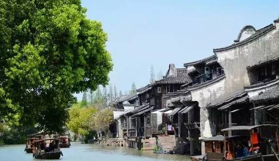 有6000年历史,是江南六大古镇之一,位于浙江嘉兴市,离上海不远.