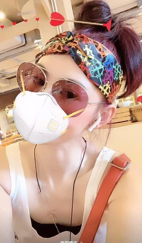 而张柏芝和哥哥却都有戴,不知道是不是quintus觉得戴口罩会不太舒服