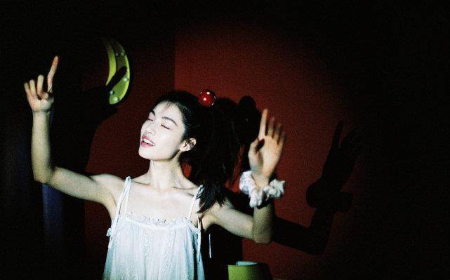 原创钟楚曦生日发写真照吊带时尚裙少女感十足举手时的肱二头肌亮了