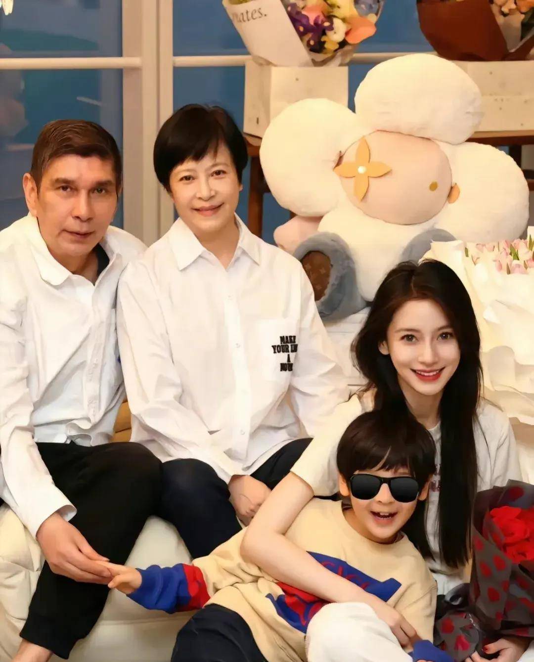 原创杨颖重新复出瘦不少和杨超越热聊一路上被漂亮粉丝追着拍