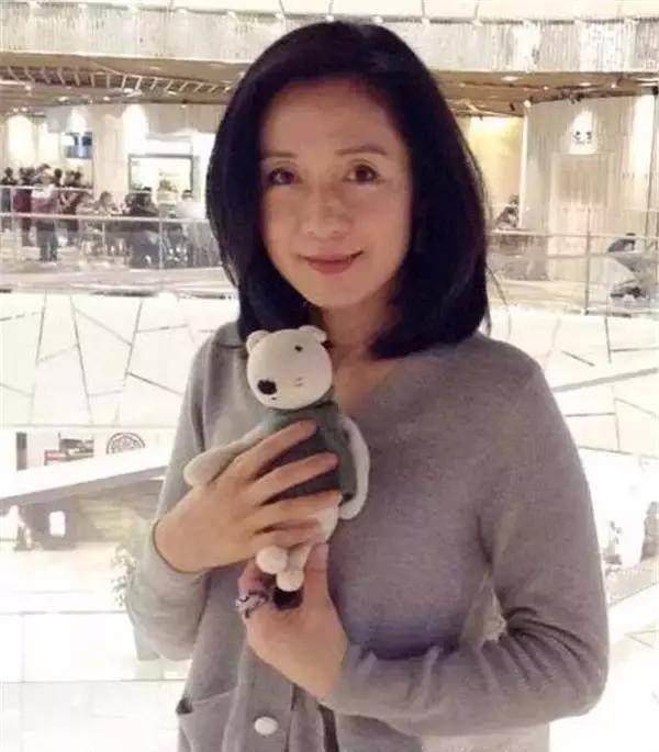 吕秀菱和丈夫自结婚以来,一直没有孩子,主要是因为她曾因妇科疾病曾