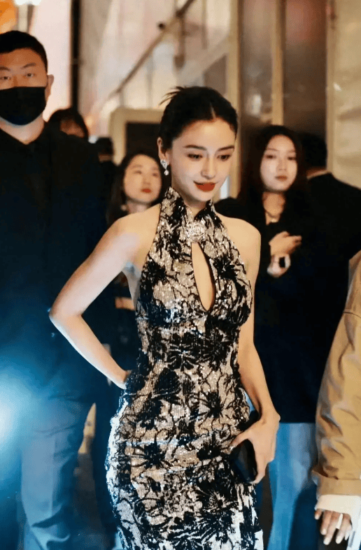 原创杨颖把事业彻底作没了咖位降级与杨超越同座憔悴迷茫全写脸上