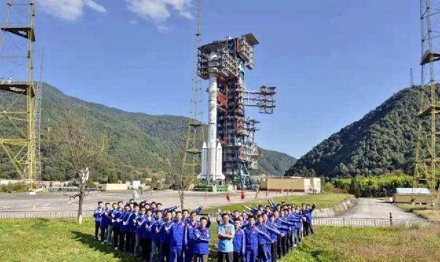 2000年,北斗一号建成,为本国服务;2012年,北斗二号系统建成,向亚太