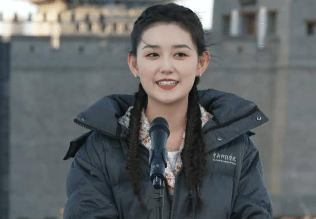 原创蒋依依穿中戏羽绒服参加活动生图发量厚实央视镜头下依然漂亮