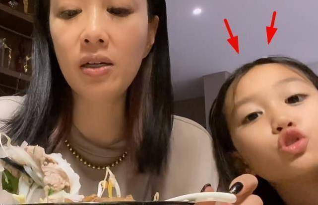 拍摄过程中有不少钟丽缇和考拉同框的画面,小姑娘经常做各种搞怪表情