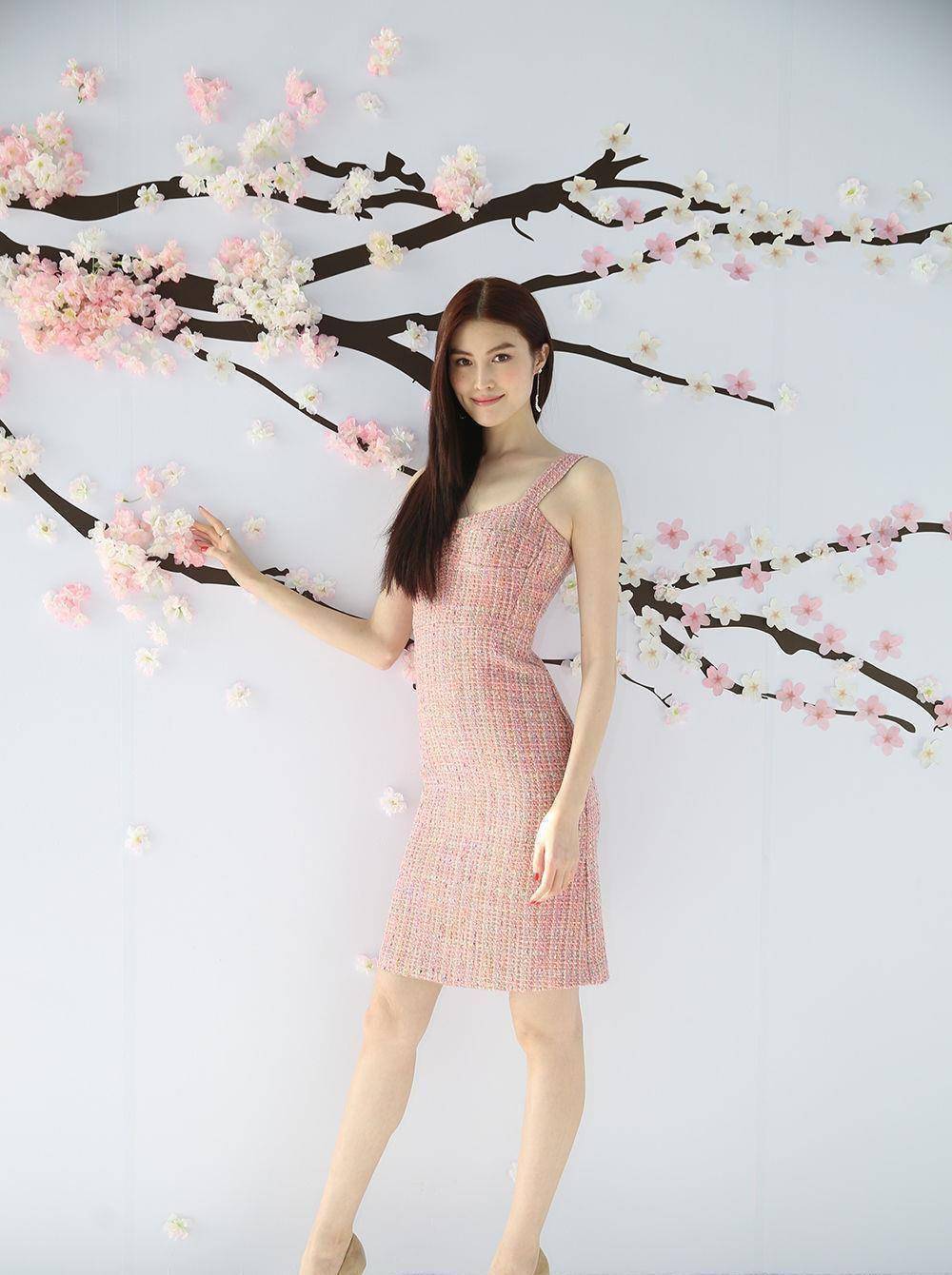 原创18年前,李咏是砸金蛋的小助理,如今已经成为超模,身价千万_何穗