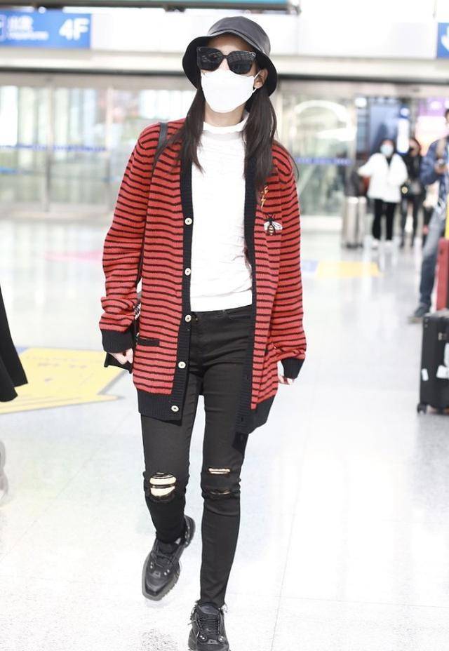 原创黄圣依一看就是生活幸福的样子机场凹造型好自信牛奶肌太晃眼