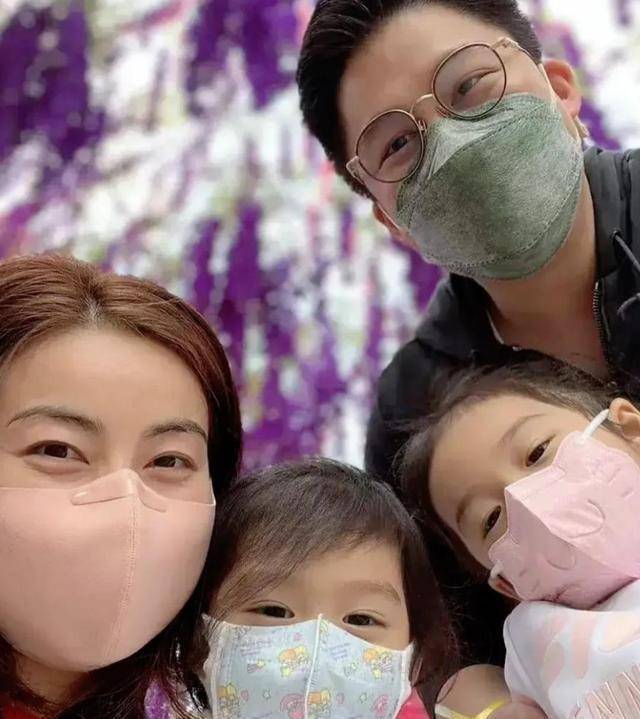 原创郭晶晶一家去海边霍启刚带两个孩子捡贝壳带回家洗得干干净净