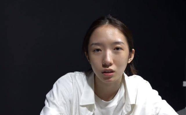 原创孟美岐彩排没化妆头顶发量稀疏助理镜头下22岁纯素颜引热议