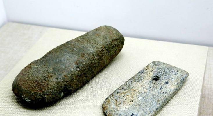 的雷军政和家人都觉得丢人,在村里抬不起头,甚至后悔把石斧上交了国家