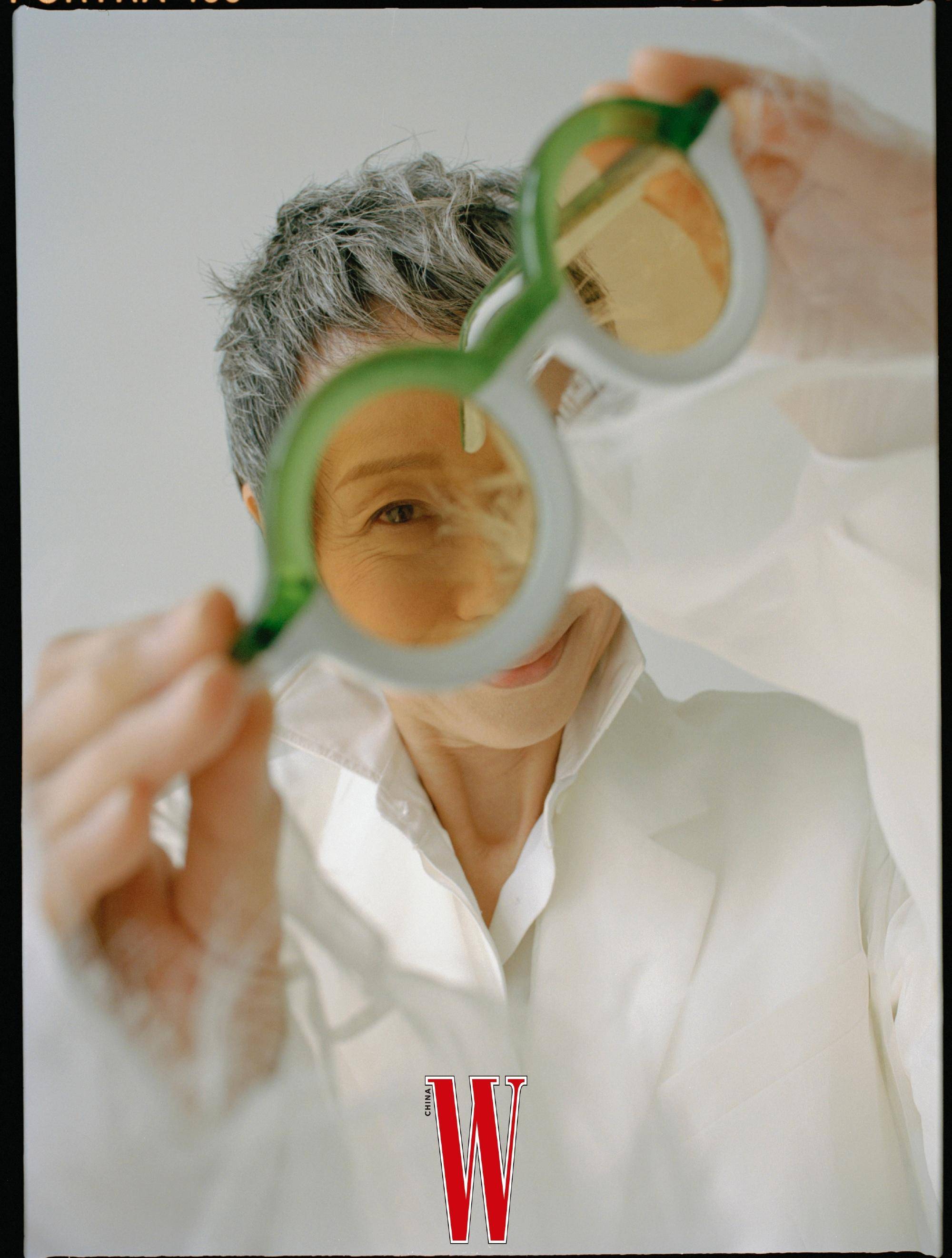 61岁叶童登w中文版无惧岁月大秀美背自然老去真美