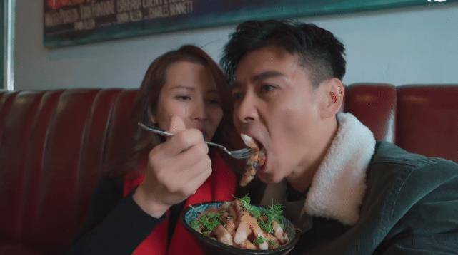 原创蔡少芬夫妇同框46岁张晋眼尾一堆褶子吃饭座位暴露真实感情