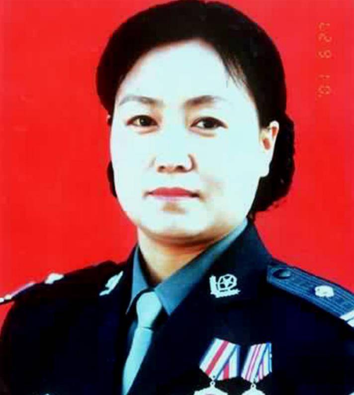 原创女神警任长霞从警21年深入虎穴扫黑除恶04年因公牺牲令人惋惜